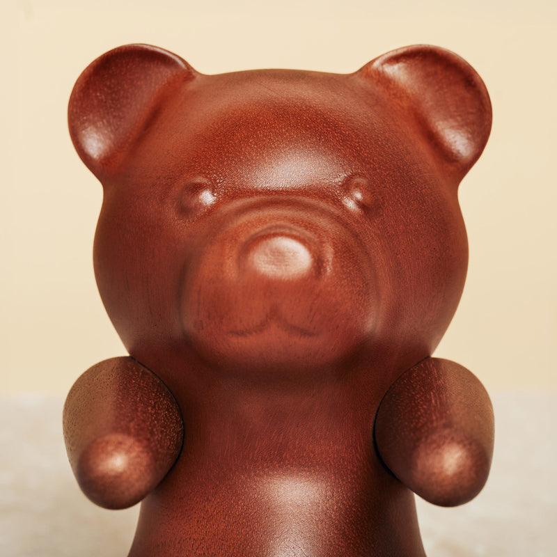 Brainchild – Træfigur – Bamse Figuren – Mahogni – Stål