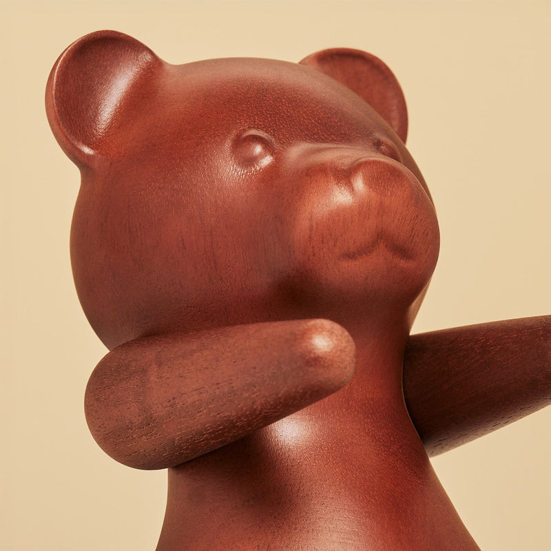 Brainchild – Træfigur – Bamse Figuren – Mahogni – Stål