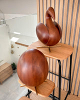Brainchild – XL-Træfigur – Ægget Figuren – Mahogni – Messing