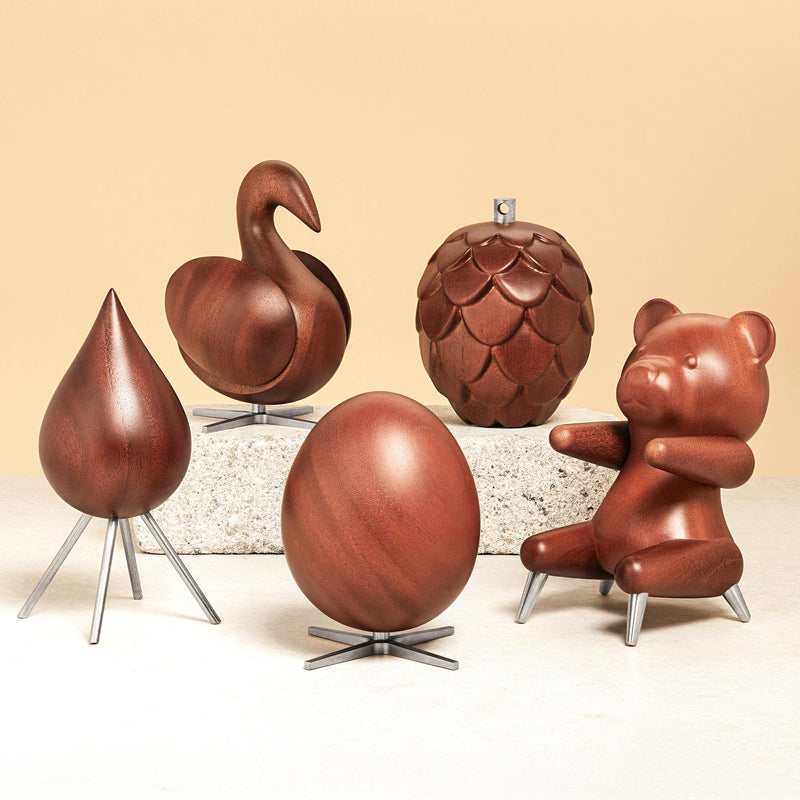 Brainchild – Træfigur – Bamse Figuren – Mahogni – Stål