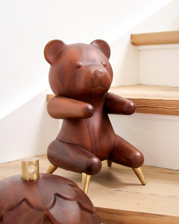 Brainchild – XL-Træfigur – Bamse Figuren – Mahogni – Messing