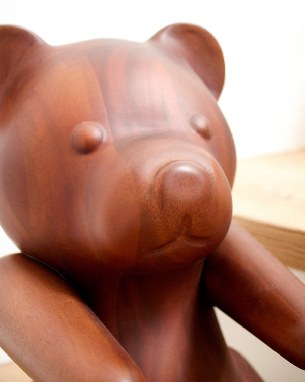 Brainchild – XL-Træfigur – Bamse Figuren – Mahogni – Messing