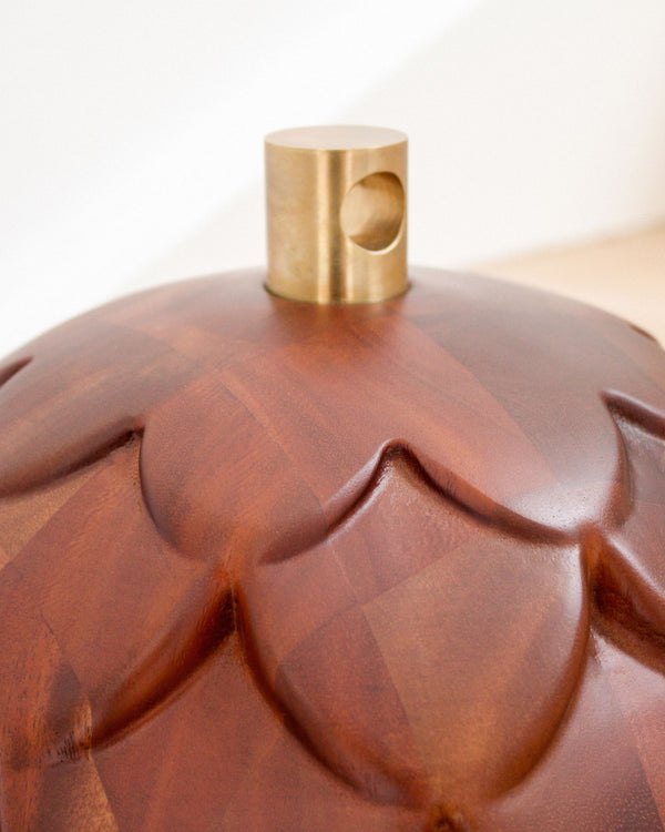 Brainchild – XL-Træfigur – Kogle Figuren – Mahogni – Messing