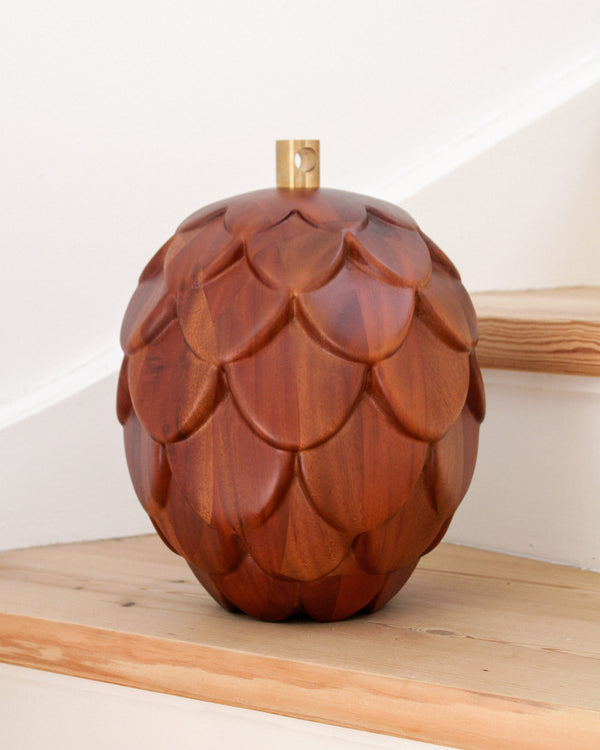 Brainchild – XL-Træfigur – Kogle Figuren – Mahogni – Messing