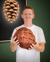 Brainchild – XL-Træfigur – Kogle Figuren – Mahogni – Messing